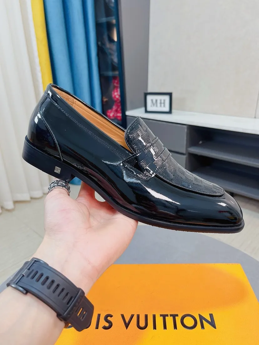 Men's Men's Shoes 💰480🌹🌹《Lv》The latest and most popular casual business leather shoes, top brands [Seduce] Luxury ~ Purchasing, [Strong] The uppers are made of imported patent leather with printed original material ➕ Genuine leather lining (•) fine workmanship. The original stylish and stylish soft rubber wear-resistant and non-slip outsole is light and comfortable on the feet. The real thing looks better in real life. 38-44, 45 can be customized.